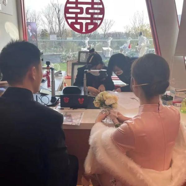 成都新春结婚潮遇上AI挑战，婚姻知识真的过时了吗？